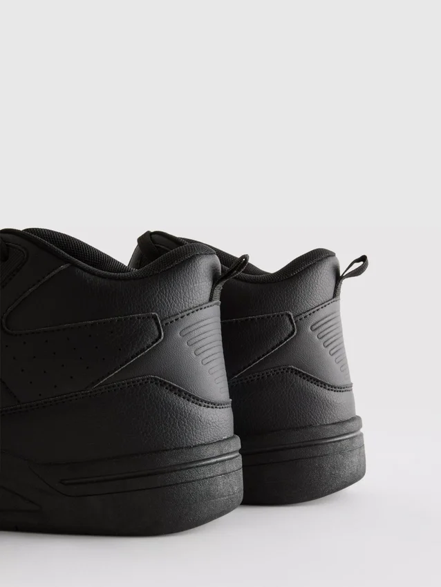 Viktiga sneakers med högt skaft