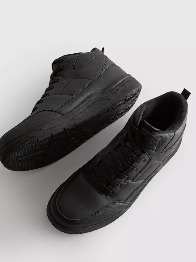 Viktiga sneakers med högt skaft