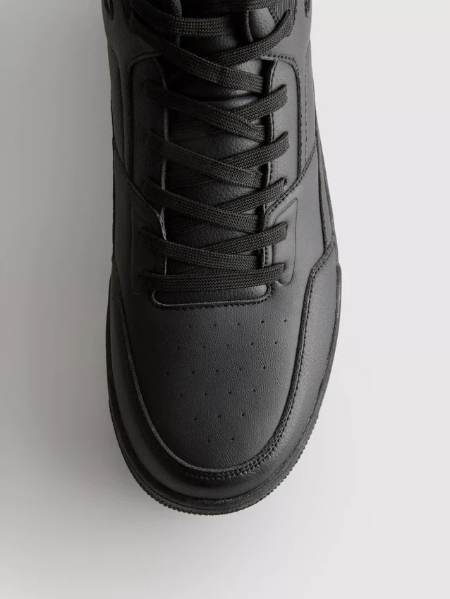 Viktiga sneakers med högt skaft
