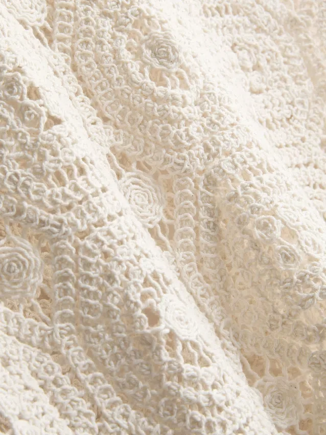 Virkad linne med knytband i sidan