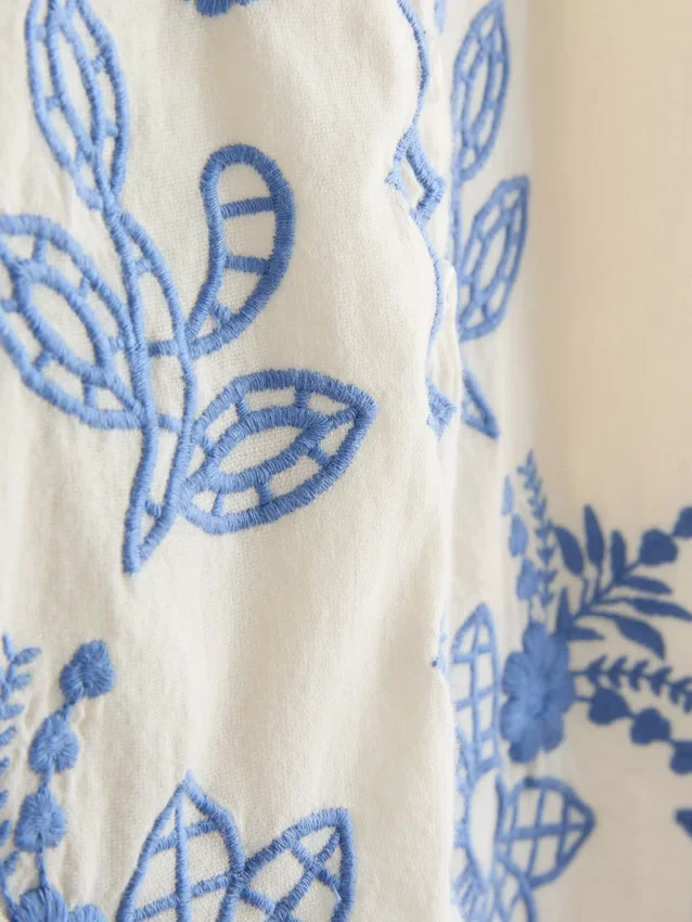 Väst i bomull med blommigt broderi