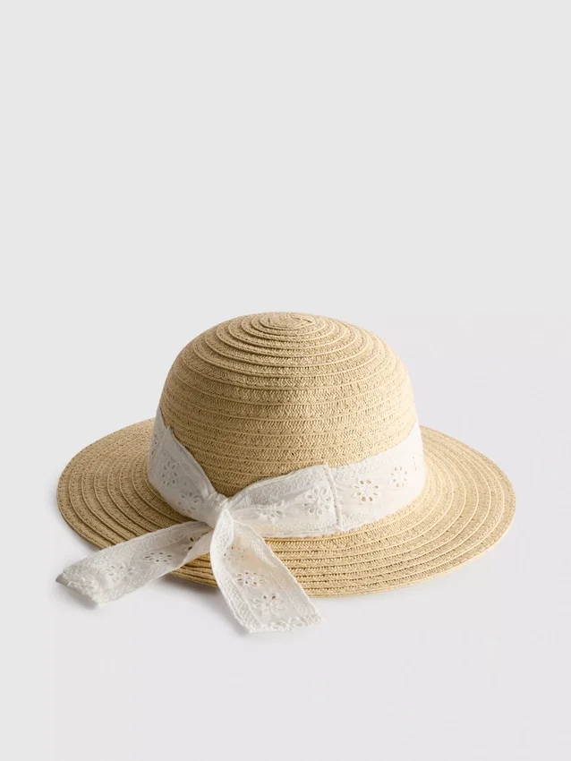 Vävd mössa med broderie anglaise