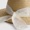 Vävd mössa med broderie anglaise