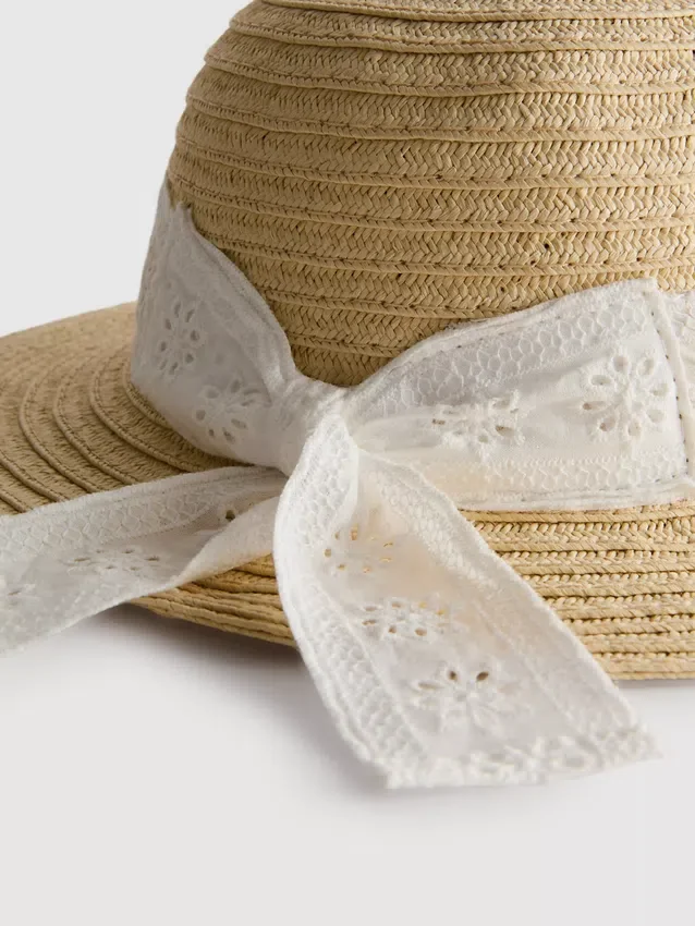 Vävd mössa med broderie anglaise