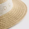 Vävd mössa med broderie anglaise