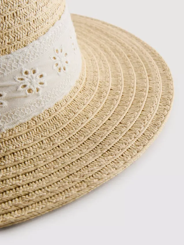 Vävd mössa med broderie anglaise
